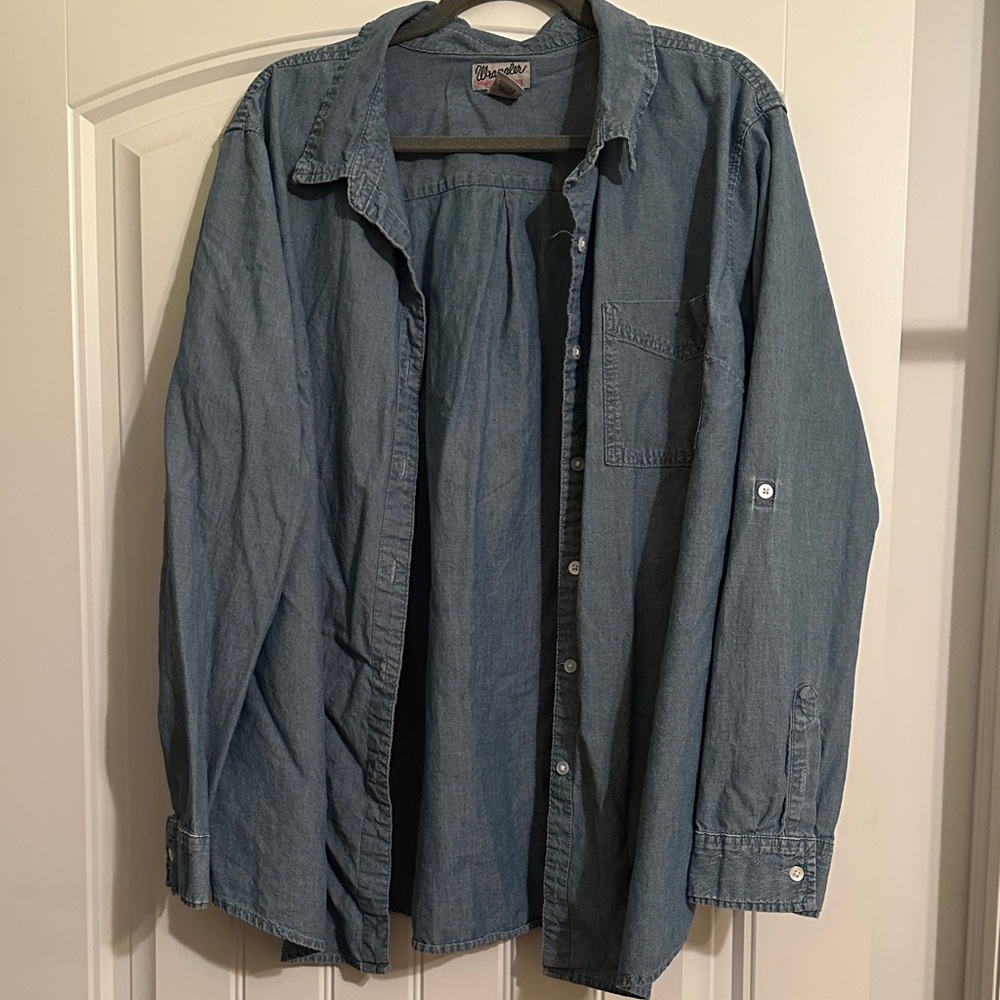 Size 3X Wrangler Blue Denim Button down Shirt. Fits more like a 2X.